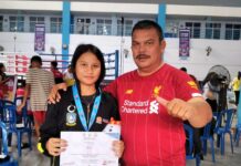 read news – Inilah Petinju Putri dari Batam yang Ingin jadi Tentara Viona Tamba (kiri) dan sang pelatih Pilo Antony usai meraih prestasi di Palembang Sumsel dalam POPNAS. (Foto : abyaqsa ramadan - batamtv.com)