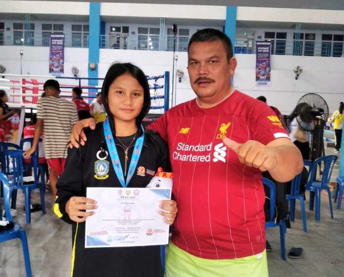 Viona Tamba (kiri) dan sang pelatih Pilo Antony usai meraih prestasi di Palembang Sumsel dalam POPNAS. (Foto : abyaqsa ramadan - batamtv.com)