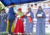 read news – 33 Majelis Taklim se Kecamatan Seibeduk Ikuti Gerak Jalan Muslimah Camat Seibeduk Dwiki Septiawan (kemeja biru) saat menyerahkan hadiah ke pemenang Lomba Gerak Jalan Muslimah Keluarga Besar Persatuan Majelis Taklim (Permata) Tanjung Piayu digelar di Lapangan Usman Harun Kecamatan Sei Beduk, Minggu (03/09/2023). (Foto: muhammad amin - batamtv.com)