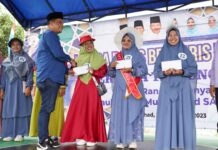 read news – 33 Majelis Taklim se Kecamatan Seibeduk Ikuti Gerak Jalan Muslimah Camat Seibeduk Dwiki Septiawan (kemeja biru) saat menyerahkan hadiah ke pemenang Lomba Gerak Jalan Muslimah Keluarga Besar Persatuan Majelis Taklim (Permata) Tanjung Piayu digelar di Lapangan Usman Harun Kecamatan Sei Beduk, Minggu (03/09/2023). (Foto: muhammad amin - batamtv.com)