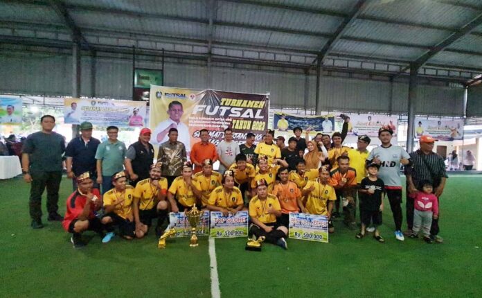 Gubernur Kepri Ansar Ahmad (tengah baju orange) Turnamen Futsal Piala Gubernur Antar OPD digelar di  Lingkungan Pemerintah Provinsi Kepri Tahun 2023 dj Lapangan Futsal Junior, Batu 5, Tanjungpinang, Sabtu (23/09) petang. (Foto : dwi susilo - batamtv.com)