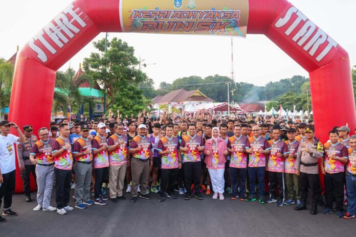 (Foto: dwi susilo - batamtv.com) Dalam rangka memperingati Hari Ulang Tahun (HUT) ke-78 Kemerdekaan Republik Indonesia, Hari Ulang Tahun ke-78 Kejaksaan Republik Indonesia, dan Hari Jadi ke-21 Provinsi Kepulauan Riau, ribuan warga Tanjungpinang mengikuti rangkaian acara Kepri Adhyaksa Run 5K, Bazar Layanan Publik dan UMKM, serta Pameran Foto Minggu (03/09). (Foto: dwi susilo - batamtv.com)