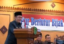 read news – Hasan Apresiasi Pembahasan Ranperda Perubahan APBD Tanjjungpinang Pj Walikota Tanjungpinang Hasan saat Rapat Paripurna yang beragenda penandatangan persetujuan bersama terhadap rancangan peraturan daerah tentang perubahan APBD Kota Tanjungpinang tahun anggaran 2023, di Kantor DPRD Kota Tanjungpinang Senggarang, Selasa (26/9/2023). (Foto : dwi susilo - batamtv.com)