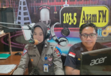 read news -Puluhan Pengendara di Karimun Terjaring Razia Kasat Lantas Polres Karimun, IPTU Dristica Brian Arya Leviantona (kiri) usai melaksanakan sosialisasi Operasi Zebra Seligi 2023 melalui siaran Radio Azam FM, Selasa (5/9). (Foto : abdi perdana - batamtv.com)