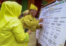 read news – Gubernur Kepri Tandatangani Kesepakatan Gerakan Selamatkan Pangan Gubernur Kepri mengikuti penandatanganan kesepakatan bersama oleh seluruh perangkat daerah, Minggu (24/9) di halaman Gedung Daerah Tanjungpinang, atau usai pelaksanaan upacara peringatan HUT ke-21 Provinsi Kepri. (Foto : dwi susilo - batamtv.com)