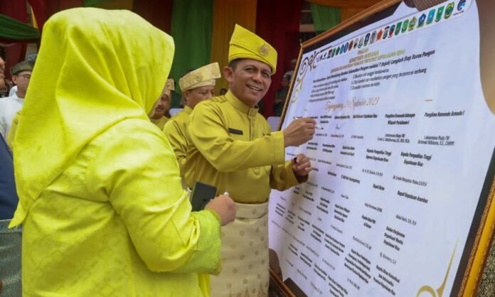 Gubernur Kepri mengikuti  penandatanganan kesepakatan bersama oleh seluruh perangkat daerah, Minggu (24/9) di halaman Gedung Daerah Tanjungpinang, atau usai pelaksanaan upacara peringatan HUT ke-21 Provinsi Kepri. (Foto : dwi susilo - batamtv.com)