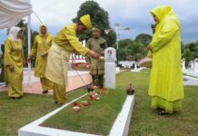 read news – Gubernur dan Wagub Kepri Ziarah ke Makam Tokoh Pejuang Kepri Acara Tabur bunga dilakukan Gubernur Ansar dan diikuti oleh Wakil Gubenur Marlin Agustina serta Para FKPD Kepri. Makam pejuang yang diziarahi pada kesempatan ini adalah H.M. Sani, Sabtu Hajar, H. Syahrul serta H. Bakri Syukur. (Foto: dwi susilo - batamtv.com)