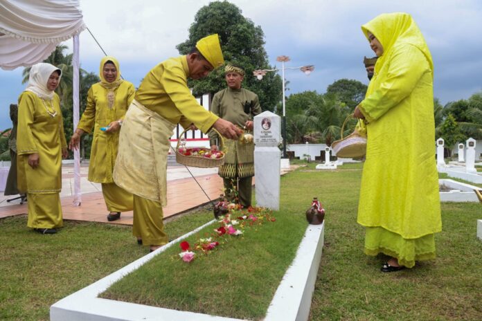 Acara Tabur bunga dilakukan Gubernur Ansar dan diikuti oleh Wakil Gubenur Marlin Agustina serta Para FKPD Kepri. Makam pejuang yang diziarahi pada kesempatan ini adalah H.M. Sani, Sabtu Hajar, H. Syahrul serta H. Bakri Syukur. (Foto: dwi susilo - batamtv.com)