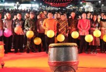 read news -Gubernur Ansar Ahmad Hadiri Kepri Lantern Dream Parade 2023 Gubernur Kepri Ansar Ahmad saat mmebuka Kepri Lantern Dream Parade atau Pawai Lampion Kepri 2023 di Gerbang Kota Tua Tanjungpinang, Jum'at (29/9) malam dimulai dengan pergelaran pawai yang dimulai dari Gerbang Kota Tua. (Foto: dwi susilo - batamtv.com)
