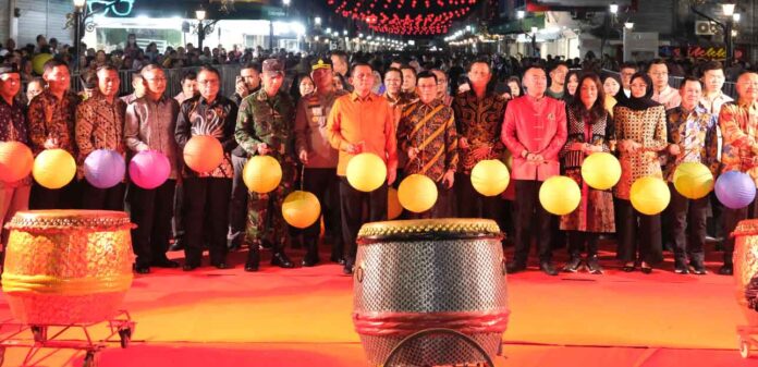 Gubernur Kepri Ansar Ahmad saat mmebuka Kepri Lantern Dream Parade atau Pawai Lampion Kepri 2023 di Gerbang Kota Tua Tanjungpinang, Jum'at (29/9) malam dimulai dengan pergelaran pawai yang dimulai dari Gerbang Kota Tua. (Foto: dwi susilo - batamtv.com)