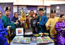 read news – Semarak Acara Gebyar Melayu Pesisir Tahun 2023 di Batam Gubernur Kepri Ansar Ahmad (keempat dari kanan) saat resmi membuka acara di Ballroom Hotel Marriot Harbour Bay Kota Batam, Selasa (26/9). (Foto : muhammad amin - batamtv.com)