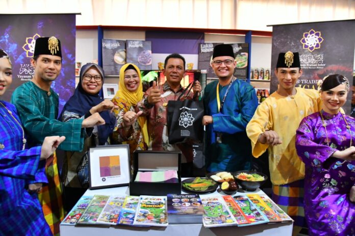 Gubernur Kepri Ansar Ahmad saat  Opening Ceremony Gebyar Melayu Pesisir (GMP) Tahun 2023 yang menampilkan produk unggulan UMKM Kepulauan Riau, resmi dibuka oleh Gubernur Kepri Ansar Ahmad (tengah) , bertempat di Ballroom Hotel Marriot Harbour Bay Kota Batam, Selasa (26/9). (Foto : dwi susilo - batamtv.com)