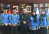 read news – Empat Pejabat Fungsional Pemprov Kepri Dilantik Gubernur Kepulauan Riau H. Ansar Ahmad (tengah) melantik empat orang Pegawai Negeri Sipil dalam Jabatan Fungsional di Lingkungan Pemerintah Provinsi Kepulauan Riau di Kantor Gubernur Kepri, Ruang Kerja Gubernur Kepri, Lantai 4, Pulau Dompak, Tanjungpinang, Senin (04/09/2023). (Foto : dwi susilo - batamtv.com)