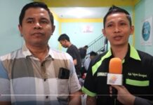 read news – Wah Warga Batam Ingin Berkirim Barang, Pakai ATB Saja! Arkana (kanan) Owner ATB didampingi Amri mengatakan, usaha yang telah dirintisnya sejak dua tahun lalu, telah mendapatkan tempat di banyak online shop dan masyarakat Batam. (Foto : abyaqsa ramadan - batamtv.com)
