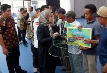 read news – Hj Dewi Kumalasari Serahkan Bantuan ke Warga Bintan Anggota DPRD KEpri Komisi 4 Dewi Kumalasari (tengah baju hitam) melakukan penyerahan bantuan pertanian dan perikanan sekaligus bantuan pangan pemerintah tahap 2 itu Bupati Bintan Roby Kurniawan. Kepala Bulog, Kepala Pos, Sekda Bintan Ronny Kartika, sejumlah kepala OPD Pemprov Kepri dan Pemkab Bintan, serta ratusan masyarakat penerima manfaat, Kamis (14/9/2023). (Foto : abdi perdana - batamtv.com)