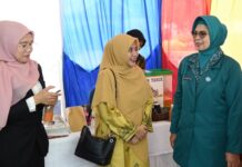 read news – Ketua TP PKK Kepri Resmikan Pameran dan Bazar Kuliner di Tugu Sirih Ketua TP PKK Propinsi Kepri Dewi Kumalasari (kanan) usai membuka resmi pameran dan bazar kuliner di Tugu Sirih Laman Gurindam XII Tanjungpinang, Kamis (21/9/2023). (Foto : abdi perdana - batamtv.com)