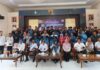 read news – 695 Anggota Karang Taruna Tanjungpinang Dapat Bantuan Seragam Baru Walikota Tanjungpinang Hj Rahma (depan, kelima dari kanan) saat bersama anggota Karang Taruna Tanjungpinang usai penyerahan baju. (Foto : dwei susilo - batamtv.com)