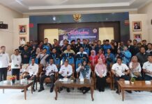 read news – 695 Anggota Karang Taruna Tanjungpinang Dapat Bantuan Seragam Baru Walikota Tanjungpinang Hj Rahma (depan, kelima dari kanan) saat bersama anggota Karang Taruna Tanjungpinang usai penyerahan baju. (Foto : dwei susilo - batamtv.com)