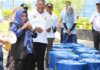 read news – Penyerahan Bantuan Tong Sampah kepada Bank Sampah Walikota Tanjungpinang Rahma (jilbab biru) membagikan tong sampah dan baju seragam kepada Bank Sampah dan Program Kampung Iklim (Proklim) dari empat kecamatan se-kota Tanjungpinang, Kamis (14/9/2023). (Foto : dwi susilo - batamtv.com)