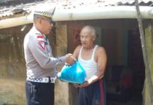 read news – Jukir dan Buruh Pelabuhan di Bintan dapat Sembako Penyerahan sembako ke warga oleh Kasatlantas Polres Bintan AKP Khaandi . (Foto : adbi perdana - batamtv.com)