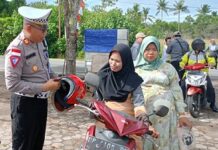 read news – Operasi Zebra di Bintan Jaring Ratusan Pelanggar Kasat Lantas AKP Khapandi (seragam polisi) menjelaskan 296 pelanggaran lalu lintas yang ditemukan didominasi dengan pelanggaran roda du (R2) yang tidak menggunakan helm dan berboncengan lebih dari satu orang. (Foto : abdi perdana - batamtv.com)