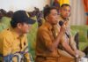 read news – Mahasiswa Universitas Riau Lakukan Program Merdeka Belajar Kampus Merdeka di Lingga Asisten 2 Ekonomi dan Pembangunan Sekretariat Daerah Kabupaten Lingga, Zainal Abidin,(pegang mix) menerima tamu para mahasiswa dari luar Lingga di Gedung Daerah Dabo Singkep, Kecamatan Singkep, Kabupaten Lingga, Senin (11/9/2023). (Foto : dwi susilo - batamtv.com)