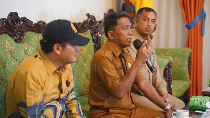 (Foto : dwi susilo - batamtv.com) Asisten 2 Ekonomi dan Pembangunan Sekretariat Daerah Kabupaten Lingga, Zainal Abidin,(pegang mix) menerima tamu para mahasiswa dari luar Lingga di Gedung Daerah Dabo Singkep, Kecamatan Singkep, Kabupaten Lingga, Senin (11/9/2023). (Foto : dwi susilo - batamtv.com)