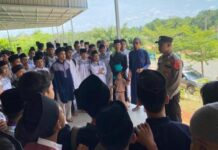 read news – Operasi Bina Waspada Seligi 2023 Digelar Serentak di Indonesia AKP Edi Supandi (berseragam polisi) menerangkan Operasi Bina Waspada seligi 2023 yang digelar hari ini 9 September 2023 dengan mengunjungi Pondok Pesantren (Ponpes) Darul Silmi yang berada di Desa Toapaya. (Foto : abdi perdana - batamtv.com)
