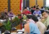 read news – Perumda BPR Bintan Jadi Rujukan Pemkab Pelalawan yang Belajar Tata Pengelolaan Pemerintah Kabupaten Bintan menyambut kunjungan kerja Pemerintah Kabupaten Pelalawan Provinsi Riau, Jumat (1/9/2023) di Ruang Rapat II Kantor Bupati Bintan. (Foto : abdi perdana - batamtv.com)