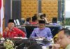 read news – Inilah Performa Perumda Bank Perkreditan Rakyat Bintan Asisten II Bidang Administrasi Perekonomian dan Pembangunan Setda Bintan Panca Azdhi Goena (baju ungu) mewakili Bupati Bintan saat menyambut kunjungan kerja Pemerintah Kabupaten Pelalawan Provinsi Riau, Jumat (1/9/2023) di Ruang Rapat II Kantor Bupati Bintan. (Foto : abdi perdana - batamtv.com)