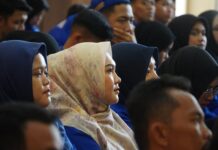 read news – Mahasiswa STIE Pembangunan Tanjungpinang siap Terjun KKN Mahasiswa Sekolah Tinggi Ilmu Ekonomi (STIE) Pembangunan Tanjungpinang akan melaksanakan Kuliah Kerja Nyata (KKN) Pembelajaran dan Pemberdayaan Ekonomi Masyarakat (P2EM) angkatan ke-XVI akan ditempatkan di beberapa desa yang ada di Kabupaten Bintan. (Foto : abdi perdana - batamv.com)