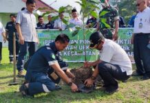 read news – Ratusan Pohon Buah Ditanam di Halaman Kantor Camat Kundur Camat Kundur Barat Yusufian (duduk kanan) saat melakukan penanaman pohon buah buahan bersama PT Timah Tbk sejumlah 180 bibit buah-buahan (tanaman produktif) di areal kantor Camat Kundur, Kabupaten Karimun, Rabu (13/9/2023). (Foto : abdi perdana - batamtv.com)
