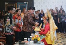 read news – EO Besar di Balik Kesuksesan GTRA Summit Meeting di Karimun Event Organizer (EO) yang berhasil menggelar acara Gugus Tugas Reforma Agraria (GTRA) Summit 2023 yaitu Mantiko Travel & MICE Services Jakarta (Mantiko Group) . Nampak salah satu acara pembukaan GTRA di Karimun. (Foto : abdi perdana - batamtv.com)