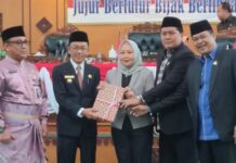 read news – Hasan Ikuti Rapat Paripurna Perubahan APBD 2023 ke DPRD Penjabat (Pj) Wali Kota Tanjungpinang, Hasan, S.Sos., menyampaikan nota pengantar Rancangan Peraturan Daerah (Ranperda) tentang Perubahan Anggaran Pendapatan dan Belanja Daerah Perubahan (APBD-P) tahun anggaran 2023 di hadapan anggota DPRD setempat. (Foto : dwi susilo - batamtv.com)