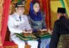 read news – Kesakralan Prosesi Tepuk Tepung Tawar Wabup Bintan Ahdi Muqsith Wakil Bupati Bintan sisa masa jabatan 2021-2024, Ahdi Muqsith (kiri) beserta istri melaksanakan prosesi Tepuk Tepung Tawar. Hal ini dilakukan sebagai salah satu adat resam di tanah Melayu. Jumat (15/9/2023) (Foto : abdi perdana - batamtv.com)