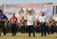 read news – Ahdi Muqsith Ikut Olahraga Bersama di Makorem 033/WP Wakil Bupati Bintan Ahdi Muqsith (topi hitam, kaus hijau putih) berolahraga bersama di Markas Komando Resor Militer (Makorem) 033/Wira Pratama, Minggu (24/9/2023) bersama dengan Danrem 033/WP Kolonel Inf Jimmy Watuseke. (Foto : abdi perdana -batamtv.com)