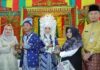 read news – Delapan Pasang Pengantin Nikah Gratis di Tanjungpinang Walikota Tanjungpinang Hj Rahma (jilbab hitam) saat bersama pasangan nikah massal delapan pasang pengantin yang lulus verifikasi ini dilaksanakan di Gedung Pertemuan Asrama Haji Tanjungpinang,Rabu (13/9/2023). (Foto : dwi susilo - batamtv.com)