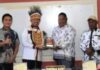 read news – DPRD Puncak Jaya Pelajari Pengelolaan PAD Kota Batam Ketua DPRD Batam Nuryanto (kedua kiri) bersama Ketua DPRD Puncak Jaya, Zakaria Telengge (kedua kanan) membawa 30 Anggota Dewan Perwakilan Rakyat Daerah (DPRD) Kabupaten Puncak Jaya untuk melakukan kunjungan kerja ke DPRD Kota Batam pada Kamis (26/10/2023) siang. (Foto : muihammad amin - batamtv.com)