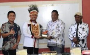 (Foto : muihammad amin - batamtv.com) Ketua DPRD Batam Nuryanto (kedua kiri) bersama Ketua DPRD Puncak Jaya, Zakaria Telengge (kedua kanan) membawa 30 Anggota Dewan Perwakilan Rakyat Daerah (DPRD) Kabupaten Puncak Jaya untuk melakukan kunjungan kerja ke DPRD Kota Batam pada Kamis (26/10/2023) siang. (Foto : muihammad amin - batamtv.com)