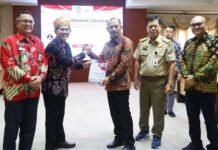 read news – Perbaikan Layanan Pengawasan Ketenagakerjaan jadi Rekomendasi Ombudsman Kepri Wakil Ketua Ombudsman RI, Bobby Hamzar Rafinus (kedua dari kiri) menyerahkan rekomendasi Ombudsman Kepri ke Sekretaris Daerah Provinsi Kepri Adi Prihantara (ketiga dari kanan) di Ruang Rapat Utama Kantor Gubernur Kepri, Dompak, Tanjungpinang, Kamis (26/10). (Foto : abdi perdana - batamtv.com)
