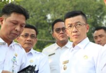 read news – Tepi Laut Tanjungpinang Bakal Jadi Objek Wisata Pj Walikota Tanjungpinang Hasan (kanan) saat meninjau proyek pembangunan kawasan Anjung Cahaya Tepi Laut Tanjungpinang, Kepulauan Riau, Rabu (4/10/2023). Menurut Hasan, penataan Tepi Laut Tanjungpinang yang sudah dilakukan ini sudah cukup baik sehingga masyarakat dapat menikmati keindahan Kota Tanjungpinang dengan nyaman. (Foto : Abdi Perdana - Batamtv.com)