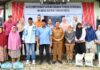 read news – 1.450 Peket Sembako Dibagikan ke Warga Sagulung Gubernur Kepri Ansar Ahmad (tengah baju cokelat) saat membagikan sebanyak 1.450 paket sembako dibagikan kepada warga di Kecamatan Sagulung, Selasa (3/10/2023). (Foto : muhammad amin - batamtv.com)