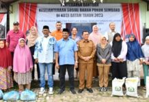 read news – 1.450 Peket Sembako Dibagikan ke Warga Sagulung Gubernur Kepri Ansar Ahmad (tengah baju cokelat) saat membagikan sebanyak 1.450 paket sembako dibagikan kepada warga di Kecamatan Sagulung, Selasa (3/10/2023). (Foto : muhammad amin - batamtv.com)