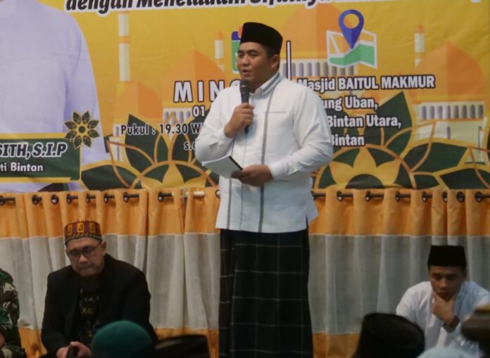Bupati Bintan Roby Kurniawan saat menghadiri Tabligh Akbar sempena Maulid Nabi Muhammad sholallahu 'alaihi wassalam 1445 Hijriah, digelar Minggu malam (01/10) di Bintan. (Foto : abdi perdana - batamtv.com)