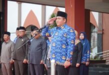 read news – Upacara Hari Kesaktian Pancasila, Ini Pesan Bupati Roby Kurniawan Bupati Bintan Roby Kurniawan (baju batik biru) saaat menyampaikan amanat dalam Upacara Hari Kesaktian Pancasila Senin (02/10) . (Foto : abdi perdana - batamtv.com)