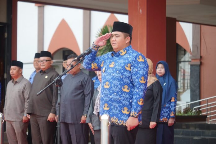 Bupati Bintan Roby Kurniawan (baju batik biru) saaat menyampaikan amanat dalam Upacara  Hari Kesaktian Pancasila  Senin (02/10) . (Foto : abdi perdana - batamtv.com)
