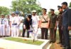 read news – Tabur Bunga di Makam Pahlawan Dwikora Diikuti Wabup Bintan Wakil Bupati Bintan Ahdi Muqsith (pegang karangan bunga) hadir mengikuti Upacara Ziarah memperingati HUT TNI ke 78 . Usai upacara, Ahdi Muqsith menaburi bunga di makam para kusuma bangsa, bersama jajaran FKPD Bintan, masing-masing kemudian memunajahkan doa . (Foto : abdi perdana - batamtv.com)