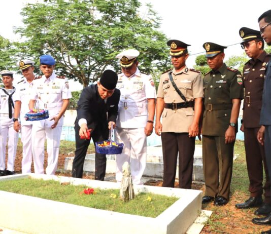 read news – Tabur Bunga di Makam Pahlawan Dwikora Diikuti Wabup Bintan Wakil Bupati Bintan Ahdi Muqsith (pegang karangan bunga) hadir mengikuti Upacara Ziarah memperingati HUT TNI ke 78 . Usai upacara, Ahdi Muqsith menaburi bunga di makam para kusuma bangsa, bersama jajaran FKPD Bintan, masing-masing kemudian memunajahkan doa . (Foto : abdi perdana - batamtv.com)