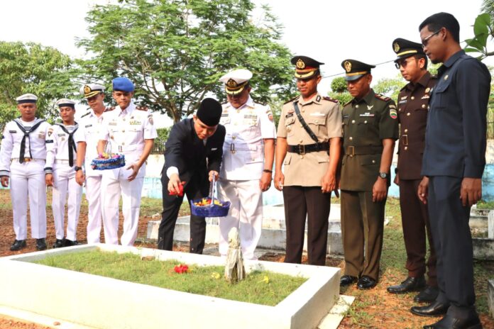 Wakil Bupati Bintan  Ahdi Muqsith (pegang karangan bunga) hadir mengikuti  Upacara  Ziarah memperingati HUT TNI ke 78 . Usai upacara, Ahdi Muqsith menaburi bunga di makam para kusuma bangsa, bersama jajaran FKPD Bintan, masing-masing kemudian memunajahkan doa . (Foto : abdi perdana - batamtv.com)