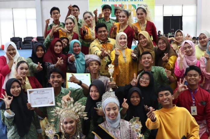 Bupati Bintan Roby Kurniawan (tengah baju kuning) saat bersama para Duta Genre Bintan . (Foto : abdi perdana - batamtv.com)